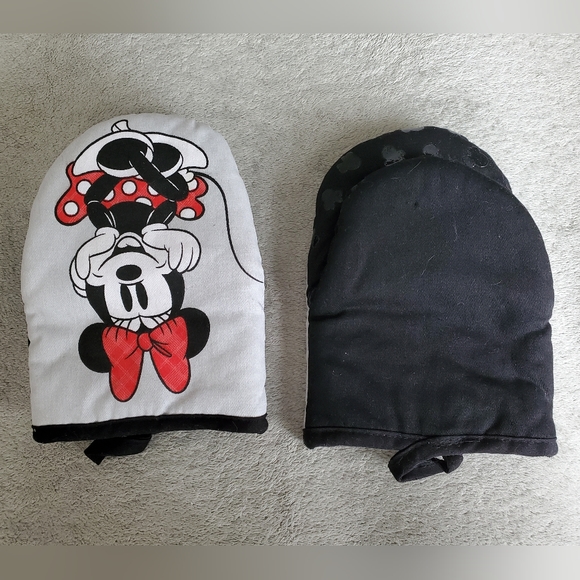 [NWOT] Minnie Mouse Oven Mitts - Picture 1 of 3